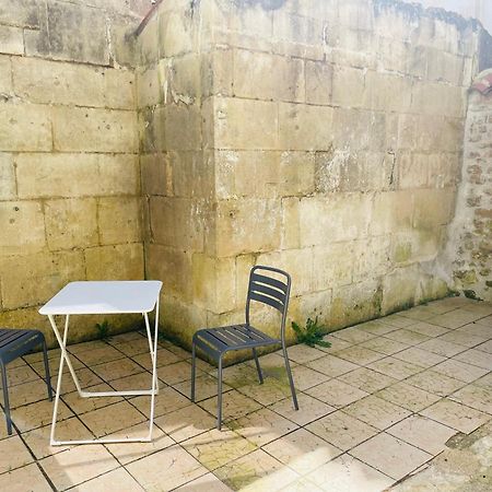 Appartement Avec Cour Privee Saint-Jean-dʼAngély Eksteriør billede